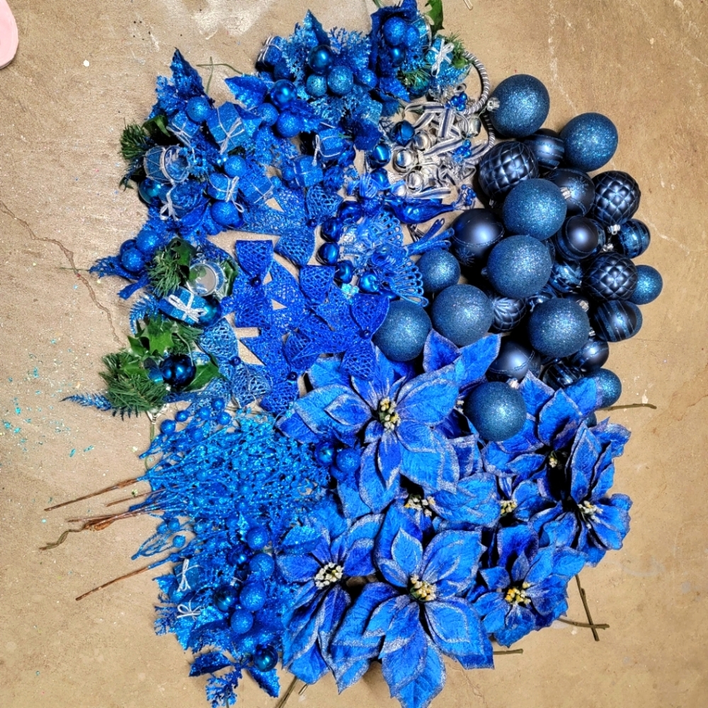 Beautiful glitter ornaments. 85 pieces